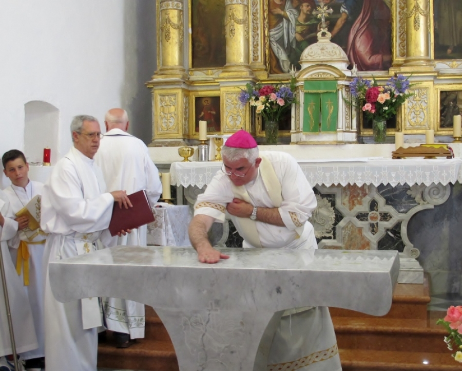 Dubrovački biskup posvetio oltar u obnovljenoj franjevačkoj crkvi Gospe od Anđela