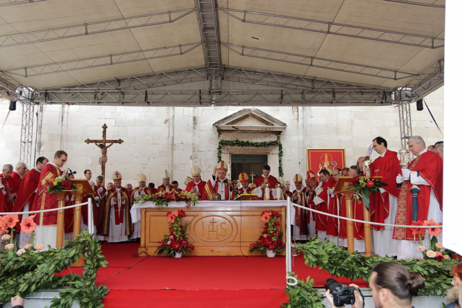 Dvanaest (nad)biskupa u svečanoj procesiji na sv. Vlaha