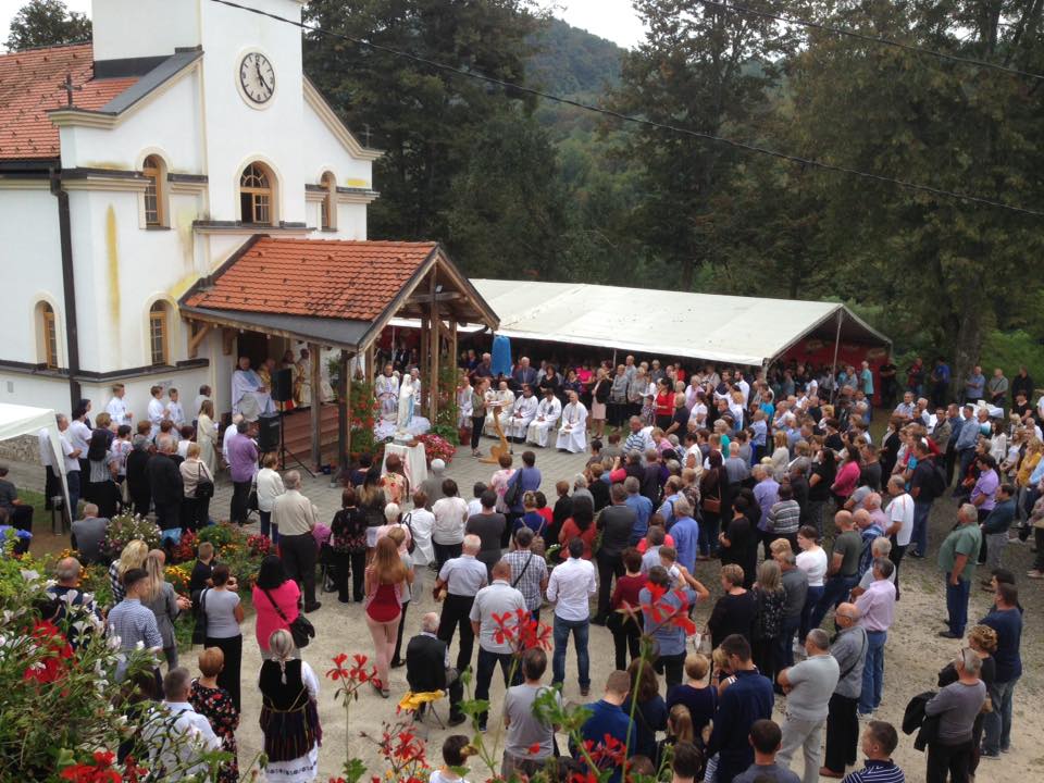 Fra Dujo Ljevar je slavio u Sasini ZLATNU MISU a fra Drago Ljevar 40 godina misništva